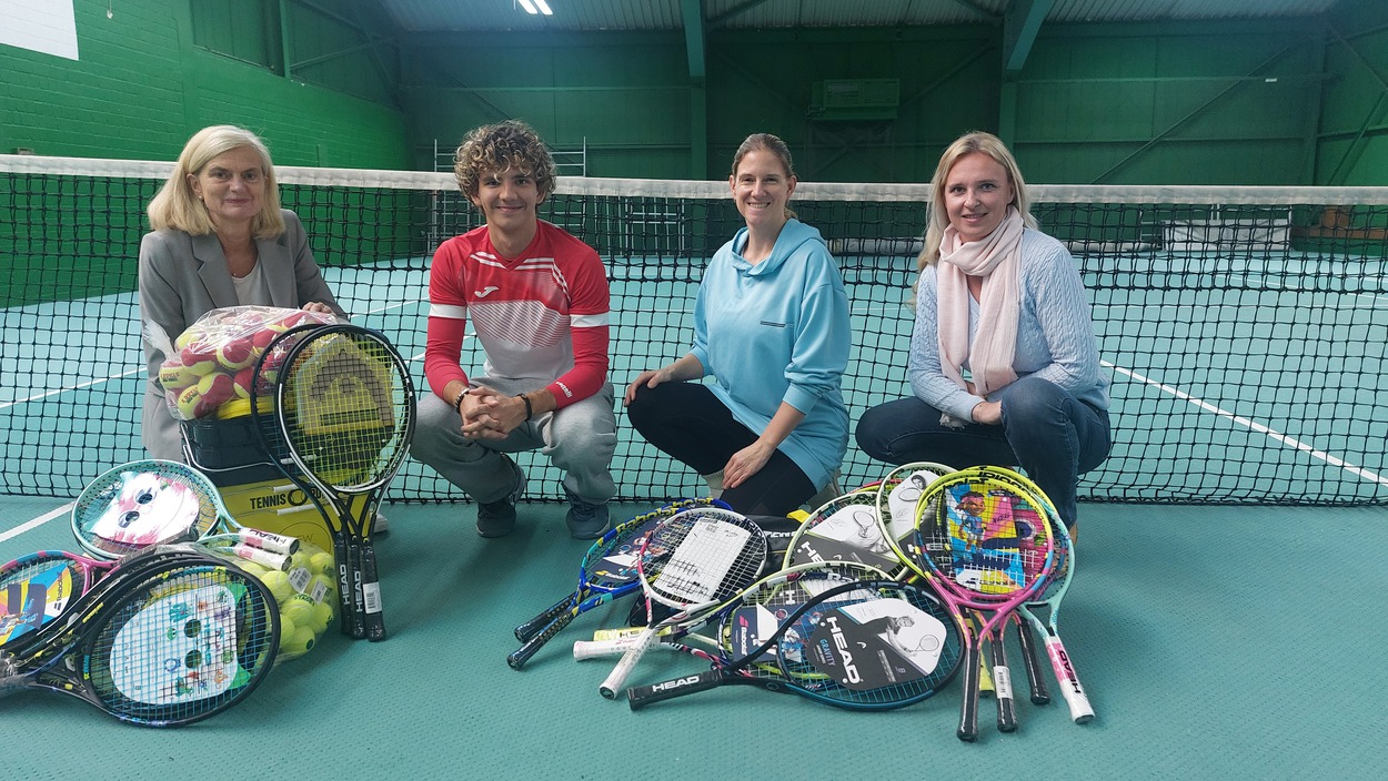 Zweckgebundene Spende von der Stiftung der Sparkasse Dortmund ermöglicht neue Spielgeräte für unseren Jugendbereich